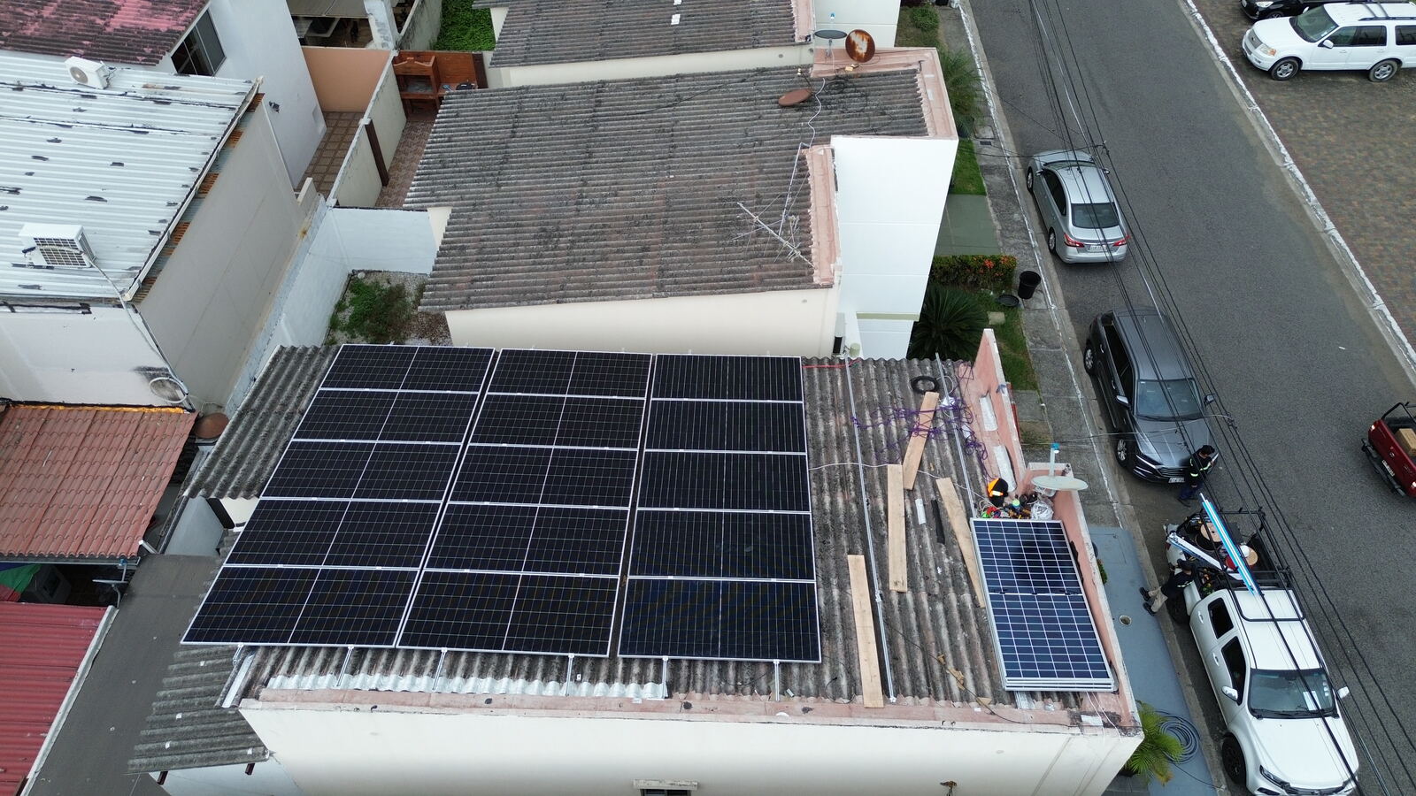 Técnicos de IPS instalando estructura de montaje solar